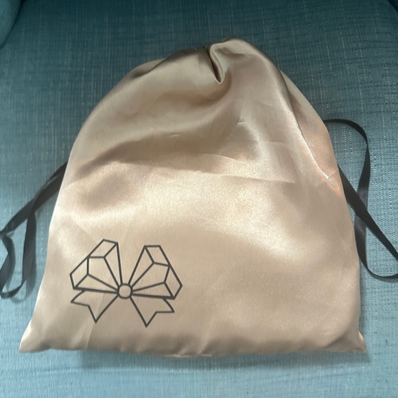 ⭐️SOLD⭐️ NWT Rose Gold Cross Body Bag - Picture 3 of 11